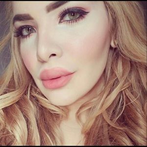 Meet your Posher, Mia